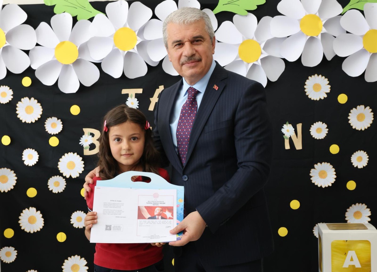 Vali Akın, Karne Dağıtım Töreninde Öğrencilerin Karne Sevincine Ortak Oldu