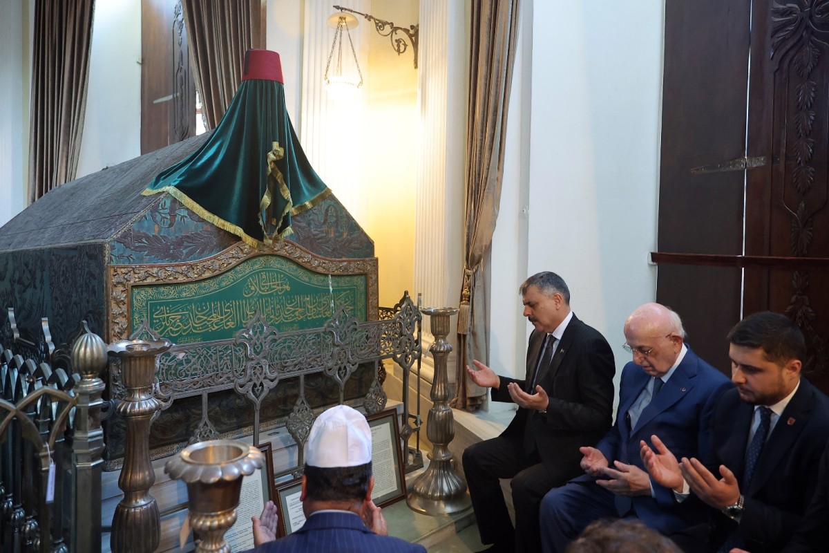  Bakan Mustafa Çiftçi'den Fatih Sultan Mehmet Han'ın Türbesine Anlamlı Ziyaret