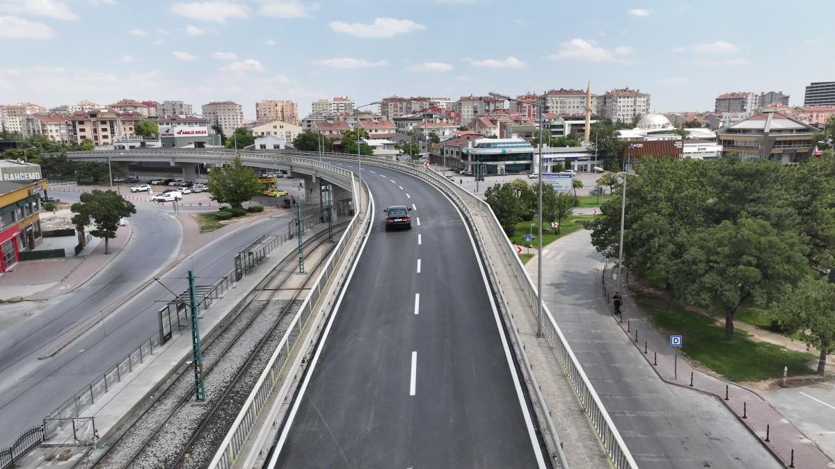 Başkan Altay Kunduracılar Üst Geçidi'nde Asfaltı Yenileyerek Standardı Yükselttiklerini Açıkladı