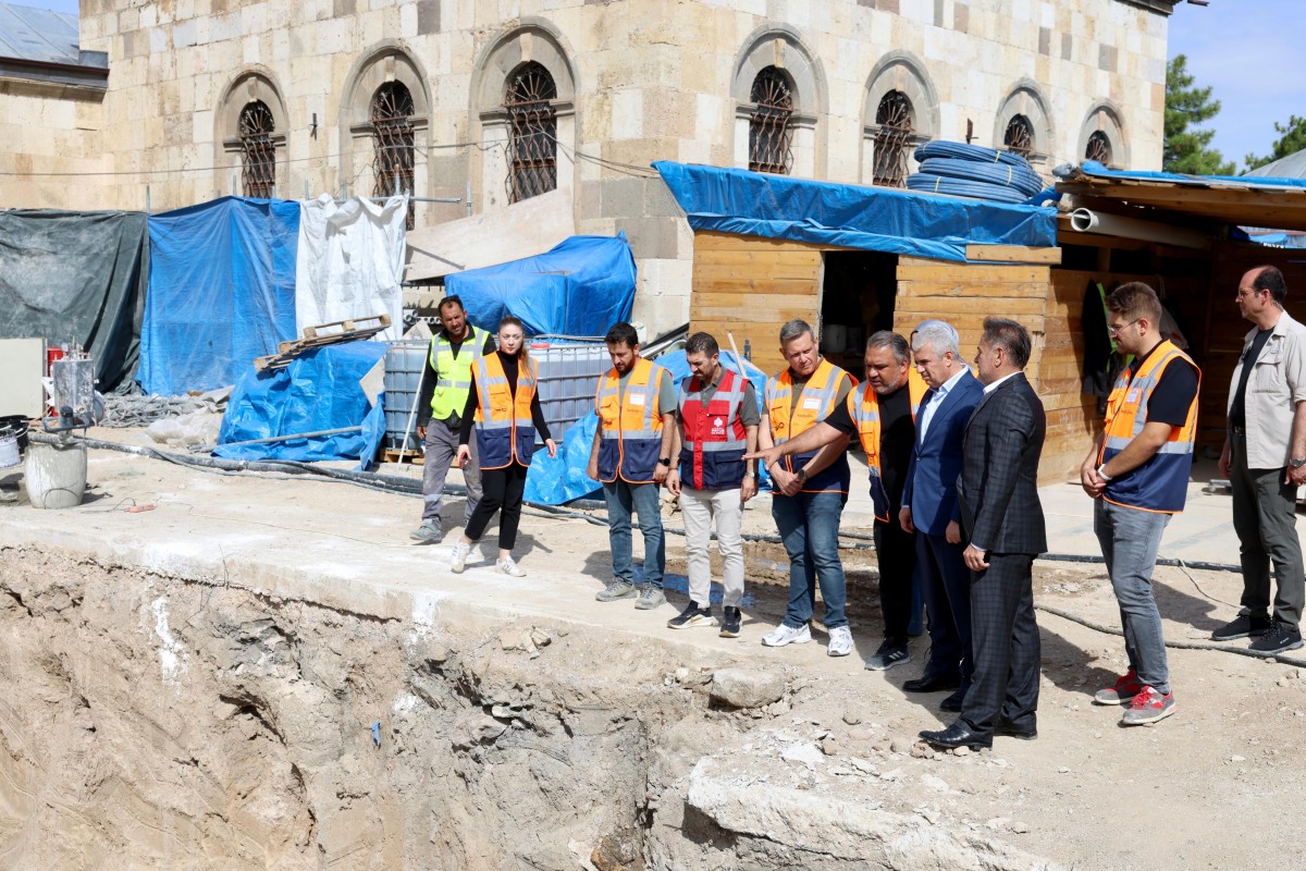 Vali Akın, Sultan Selim Camii'ndeki restorasyonu yerinde inceledi